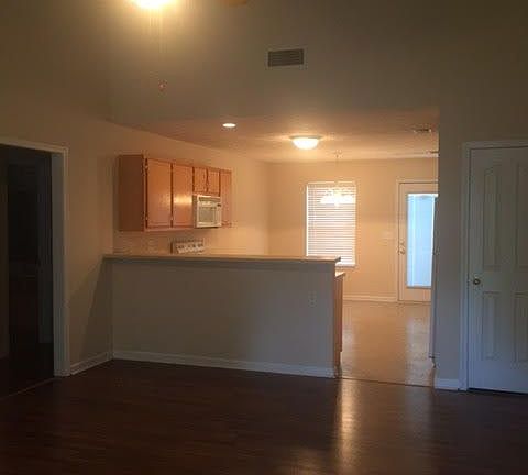 4th image of 3004 Roscommon Dr