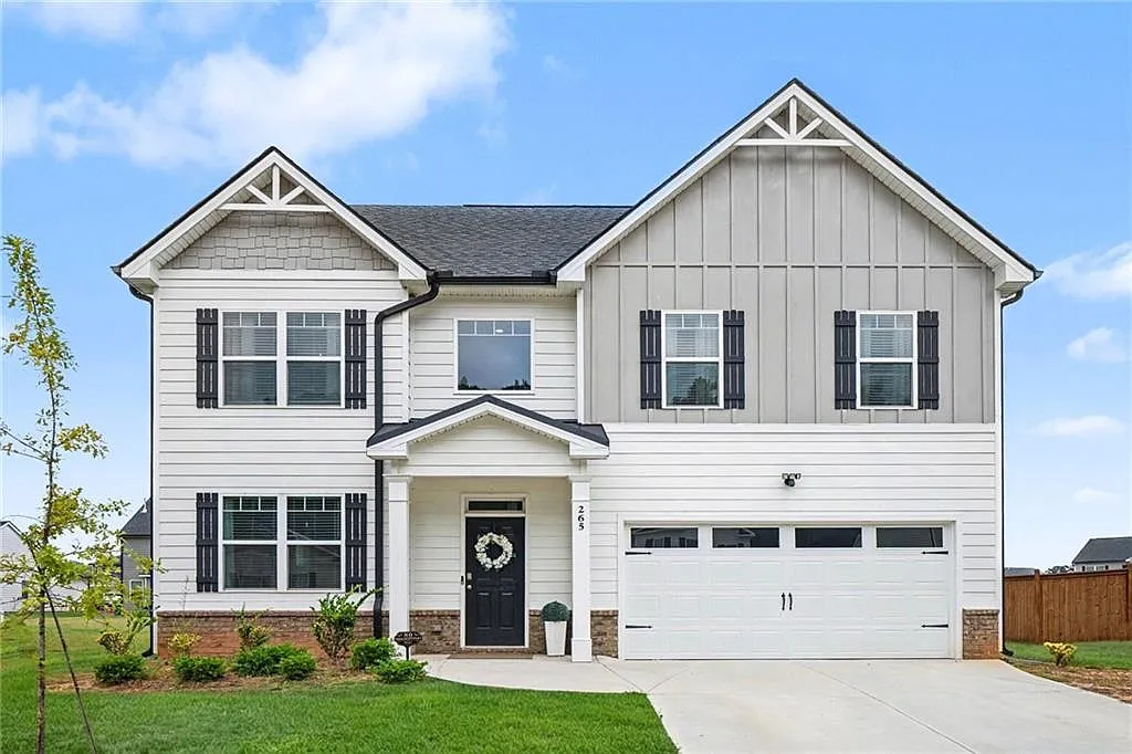 4 bed, 2.5 bath, 2720 sqft, $3,000 — Photo 2