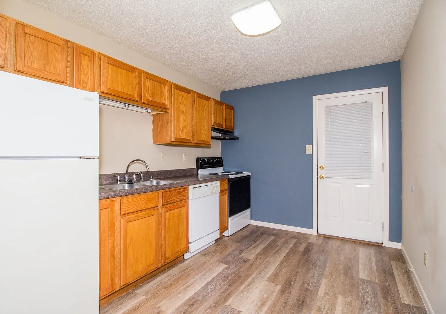 402 Lawrence Place — Photo 2