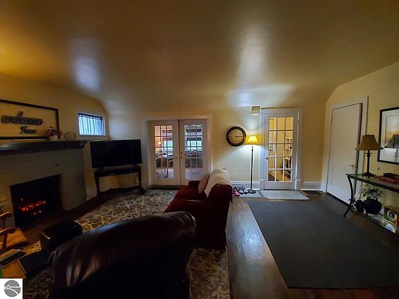2nd image of 452 E Chapin St
