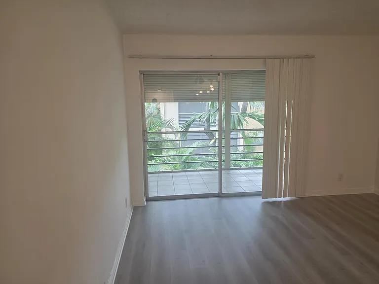 959 SE 2nd Ave #204 — Photo 6