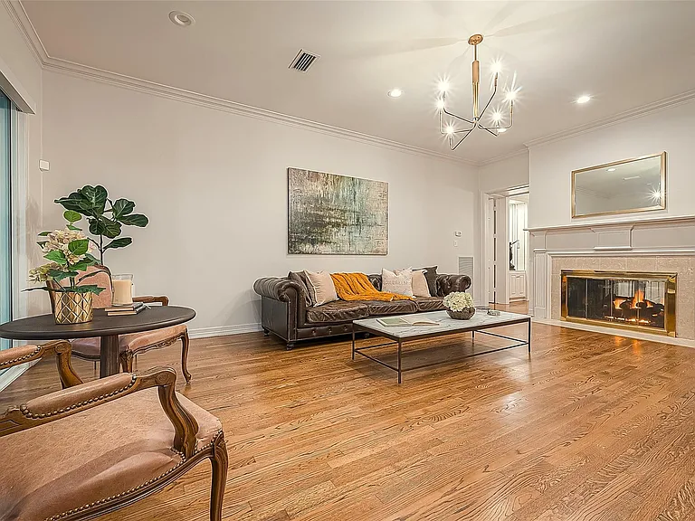 983 S Post Oak Ln — Photo 5