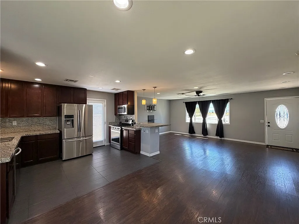 3 bed, 1372 sqft, $2,400 — Photo 2