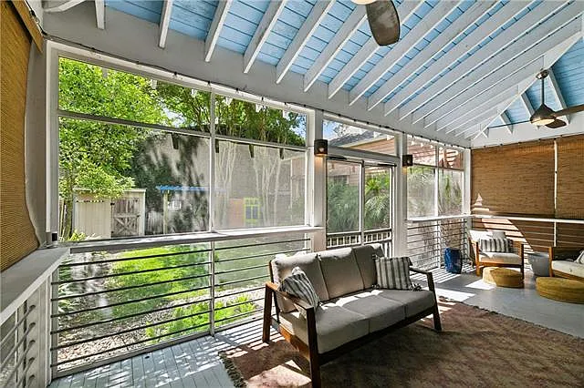 818 Constantinople St — Photo 21