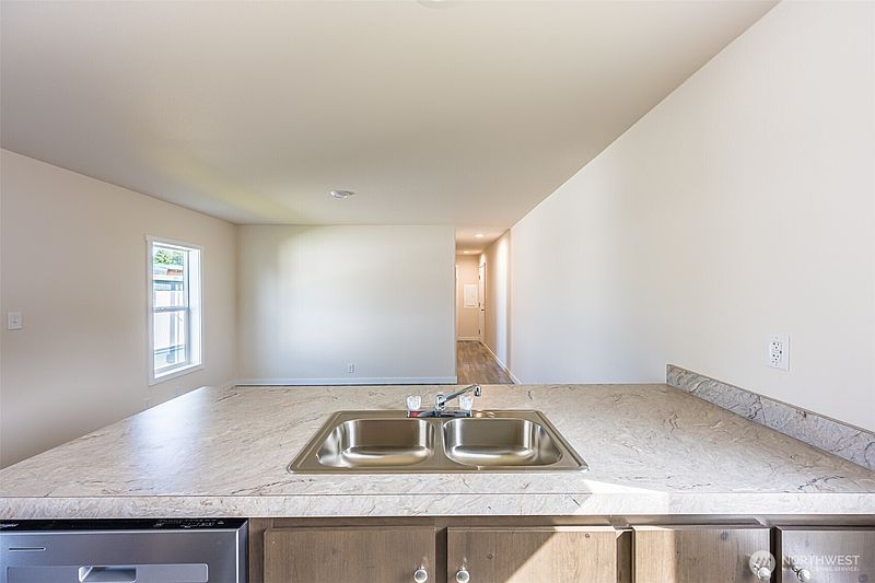 5th image of 621 Calawah Way #24