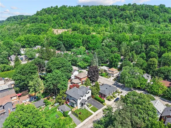 24 Peel St N, Dundas, ON L9H 2Z9