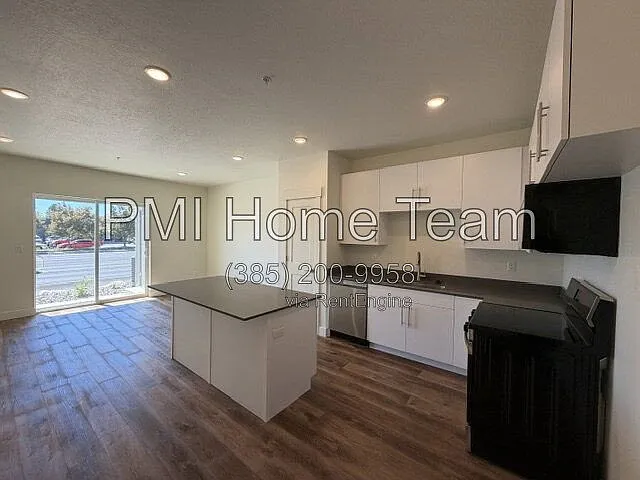 1652 N Main St #104