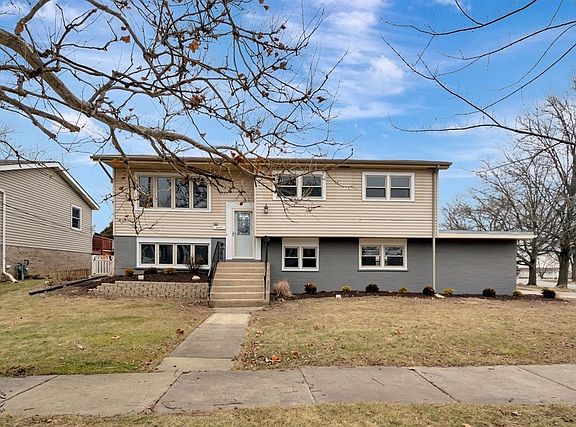 2nd image of 8841 Oakwood Dr