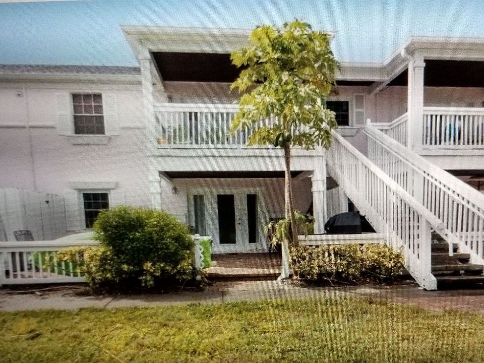 1st image of 213D Seahorse Dr SE