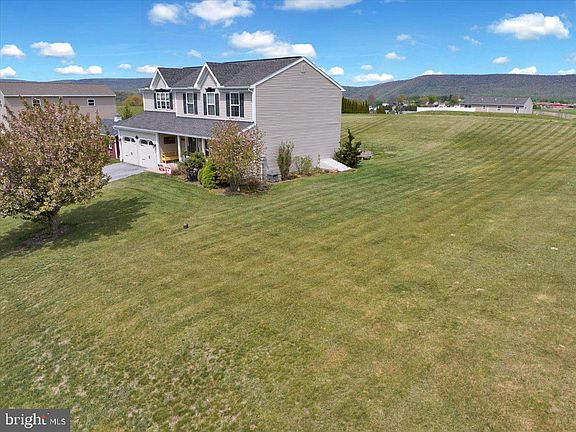 5th image of 221 Oval Dr