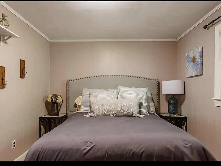 Room # 3 Queen and nite stands