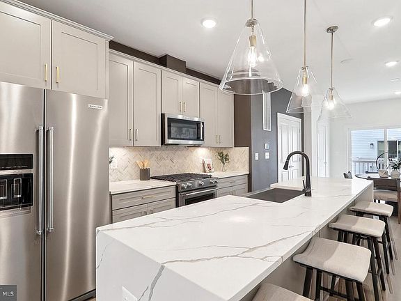 3rd image of 2014 Henson Norris St