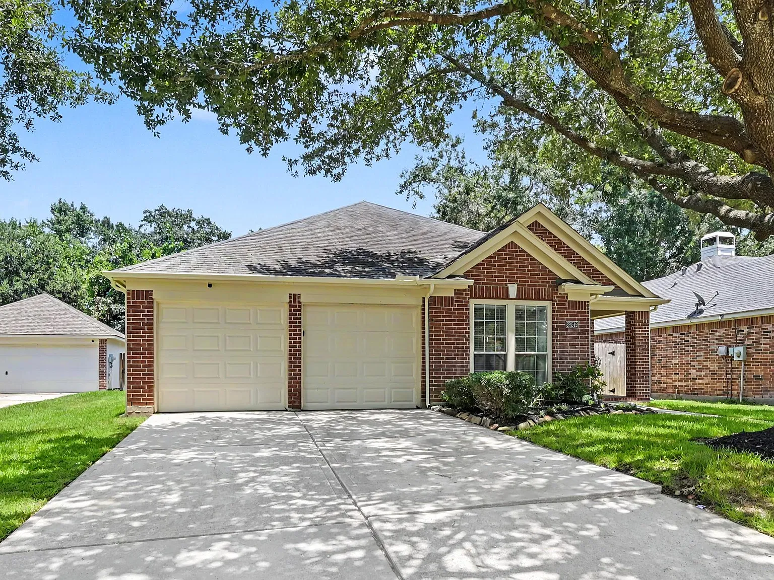 3 bed, 2.0 bath, 2335 sqft, $2,400 — Photo 2