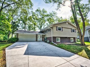 5 Red Oak Ct, Buffalo Grove, IL 60089
