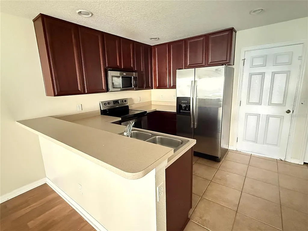 3 bed, 2.5 bath, 1495 sqft, $2,000 — Photo 2
