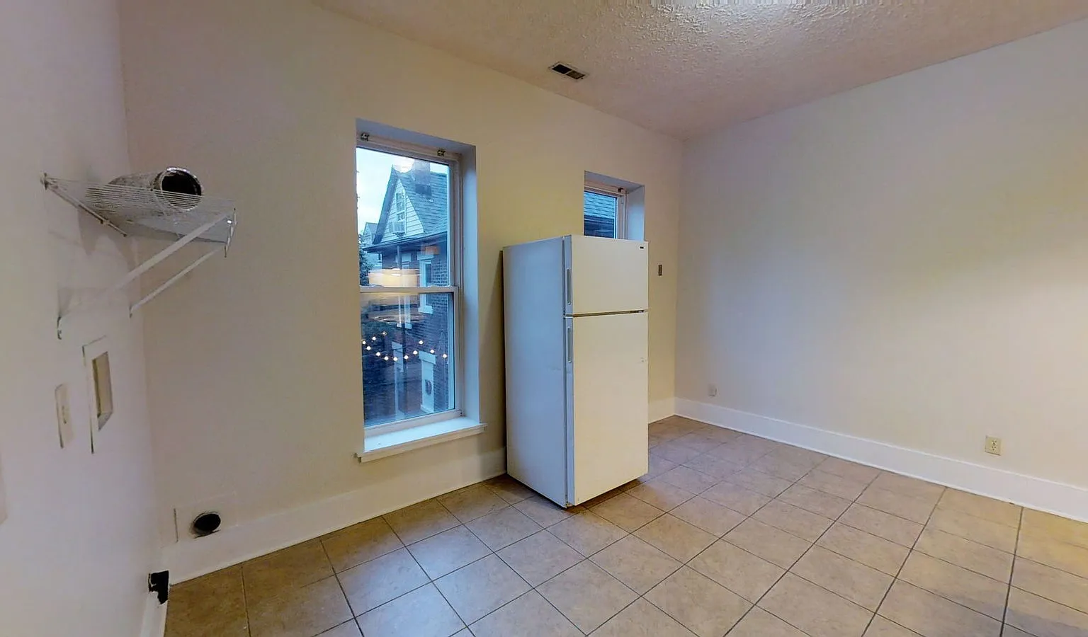 3 bed, 1.0 bath, 1050 sqft, $1,299 — Photo 2