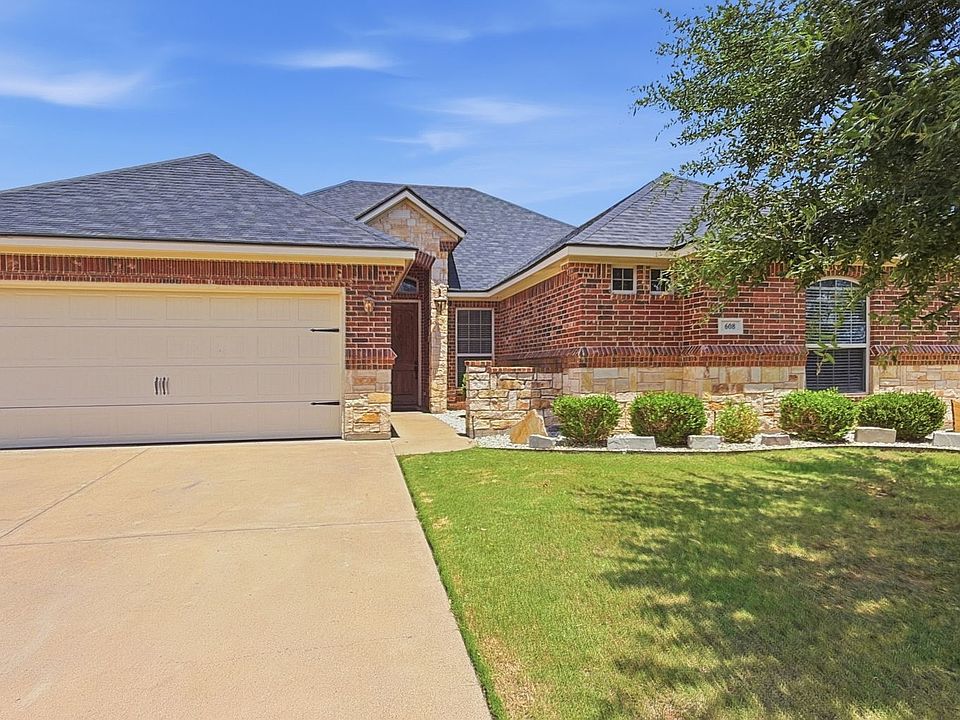 1st image of 608 Donna Cir