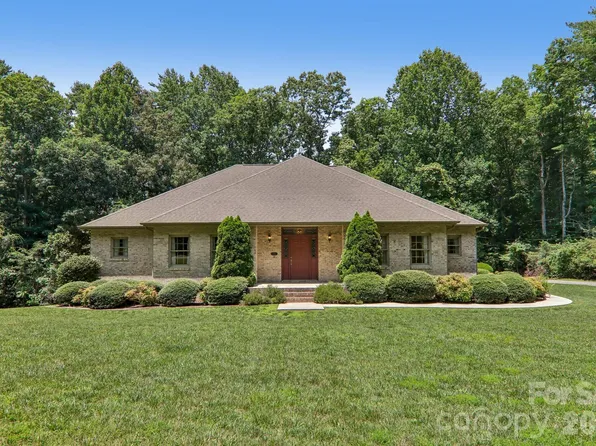208 Arbor Ln, Hendersonville, NC 28791
