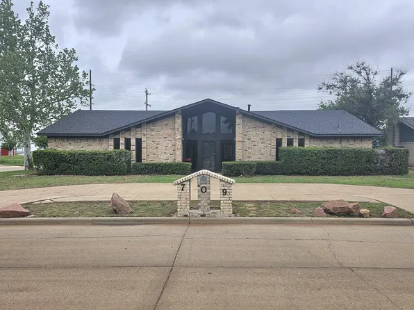 709 Comanche Trl, Altus, OK 73521