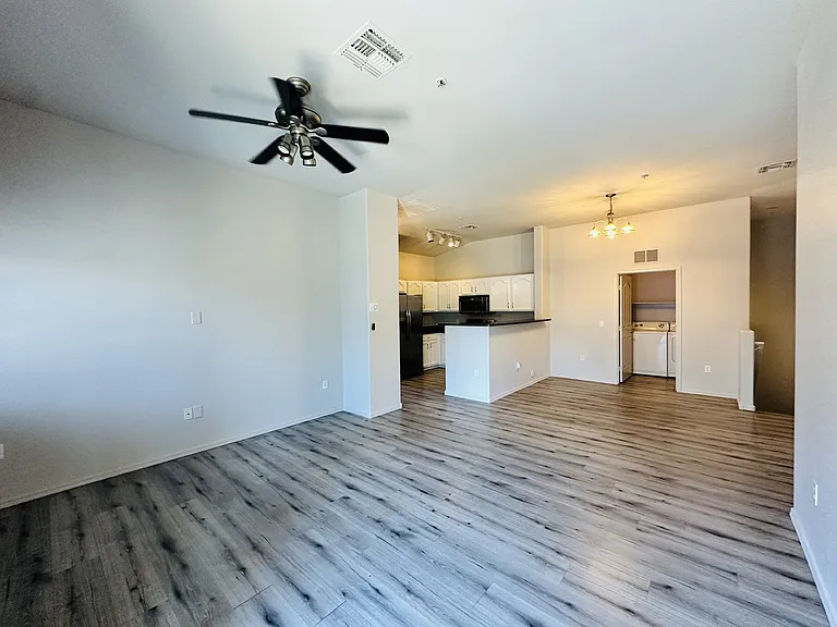 2402 E 5th St — Photo 24