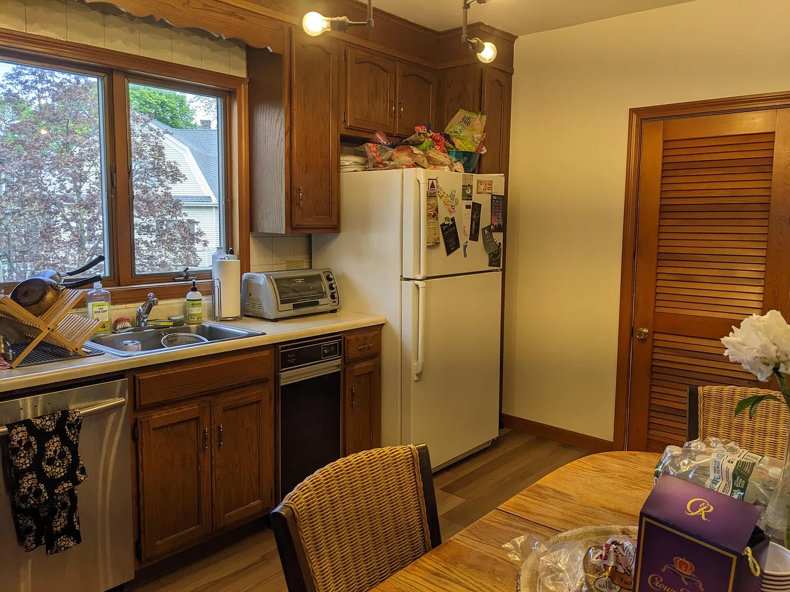 4 bed, 9999 sqft, $3,995 — Photo 2
