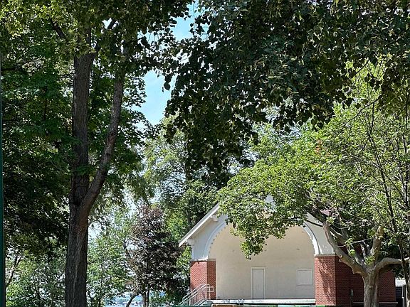 5th image of 315 W Lakeshore Dr