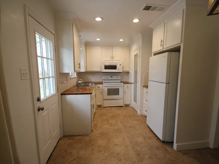 1921 Deborah Dr — Photo 8