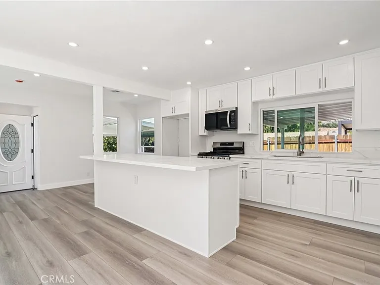 11036 Scoville Ave — Photo 4