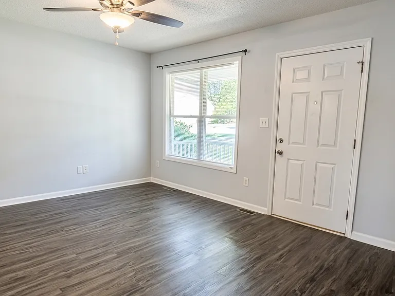 433 Kellywood Ct — Photo 5