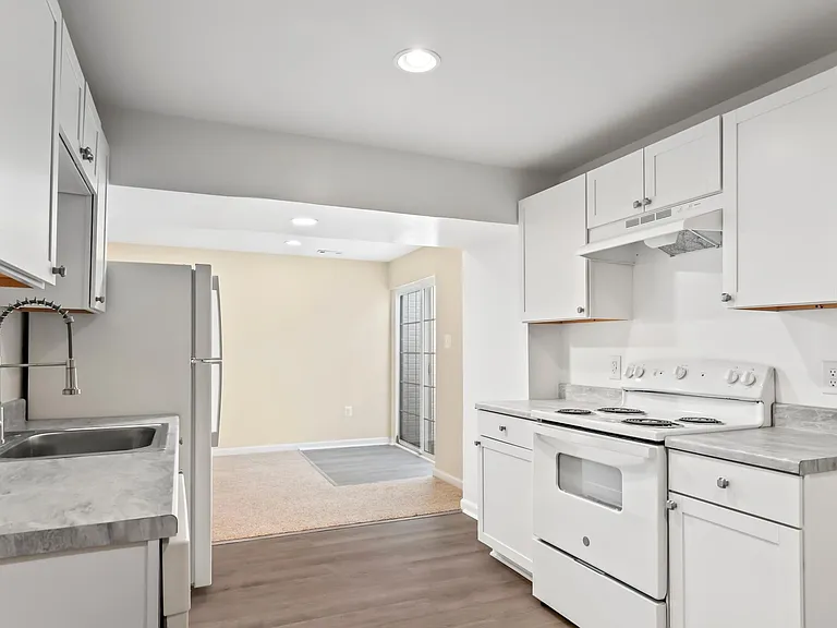 10205 Waterford Dr — Photo 2