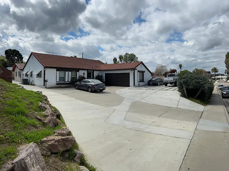 196 Barret Rd — Photo 2