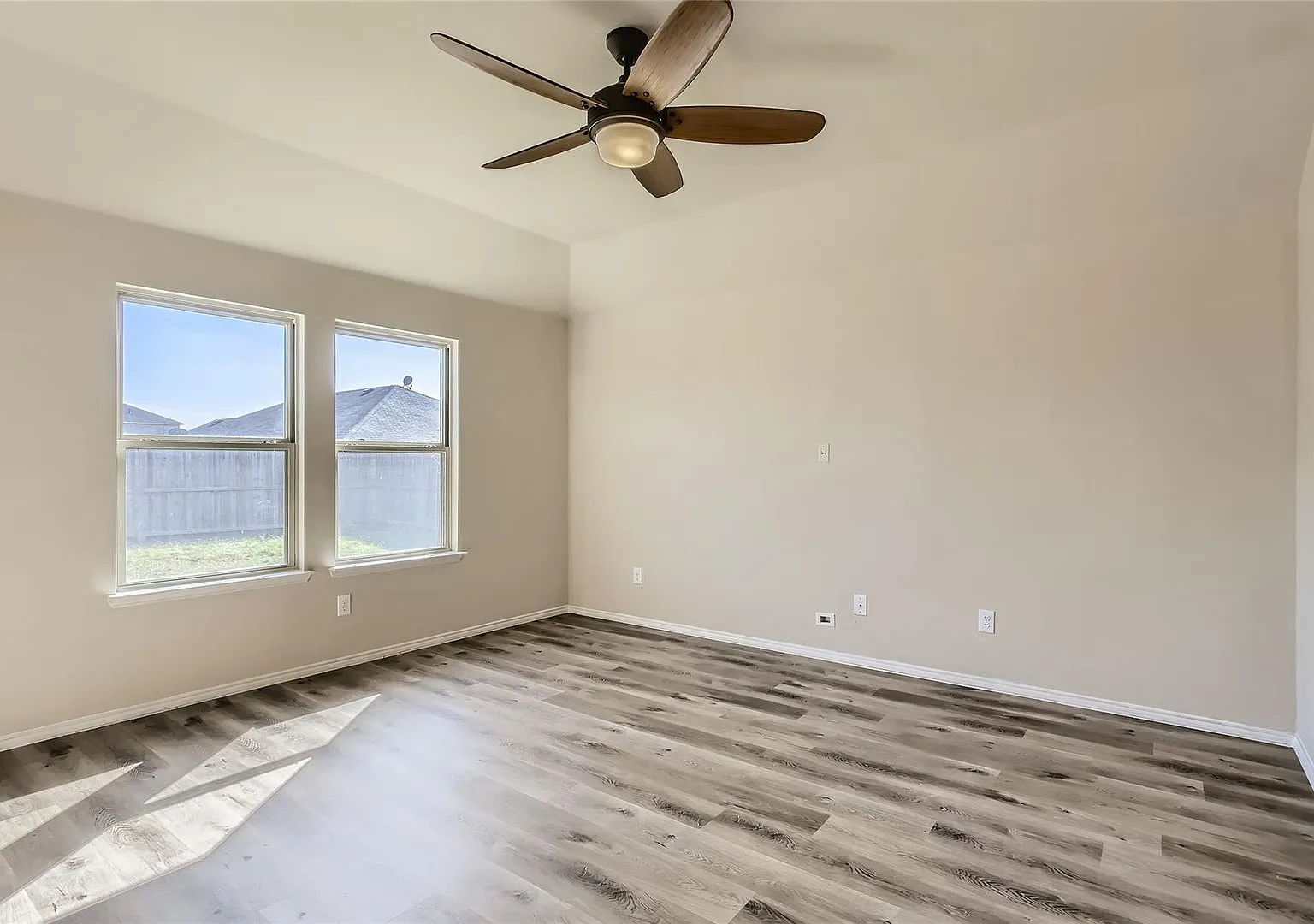 This well-maintained 4 bedroom home is located in a quiet neighborhood that has a community park ... — Photo 3
