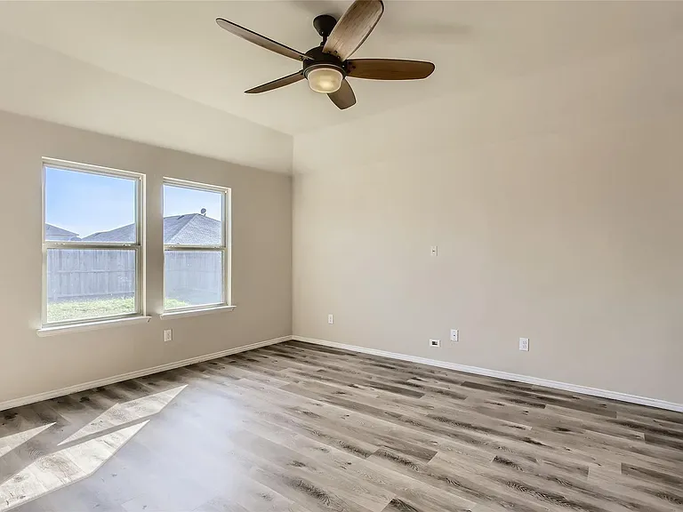 503 Hawthorn Dr — Photo 21