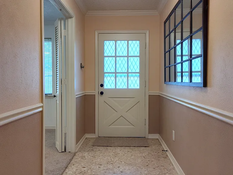 910 Worcester Ln — Photo 2