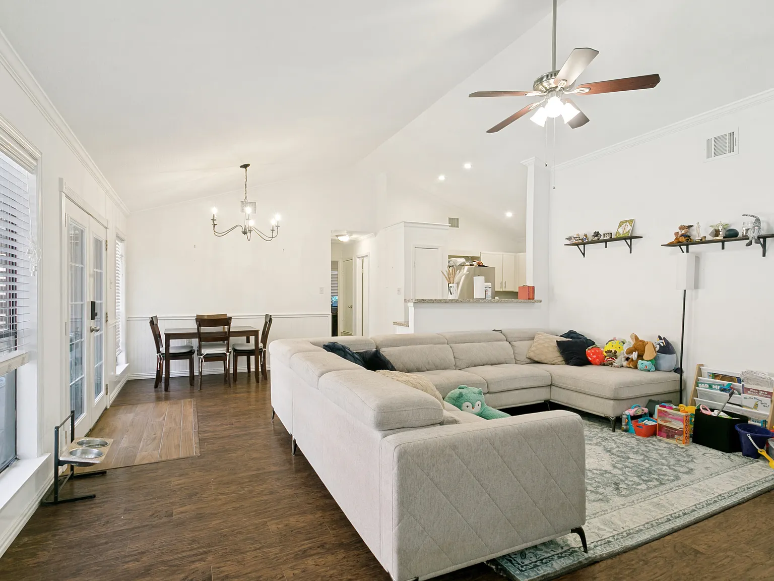 3 bed, 1320 sqft, $2,750 — Photo 2
