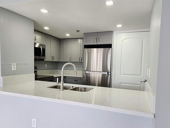 3rd image of 540 Brickell Key Dr APT 1517