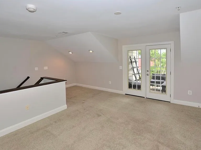 103 Washington Square Ct — Photo 6