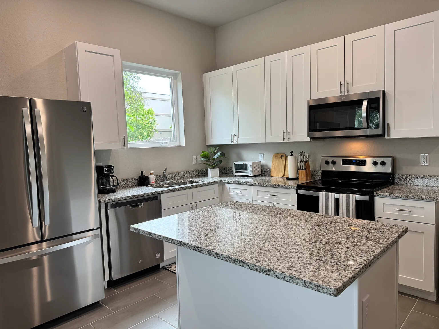 3 bed, 3.5 bath, 1850 sqft, $875 — Photo 2