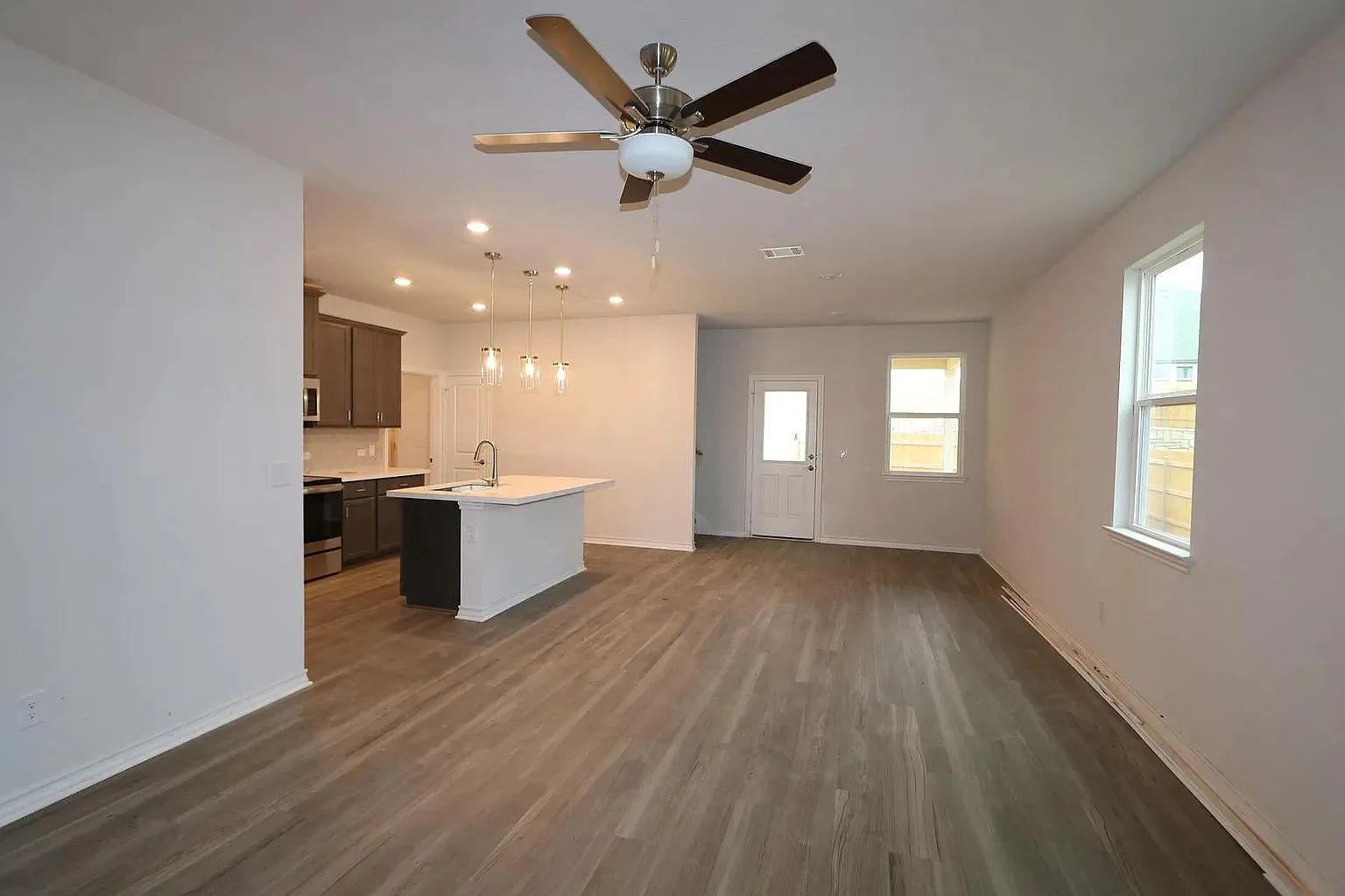 4 bed, 2050 sqft, $2,099 — Photo 3