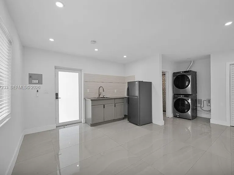 570 NW 48th St — Photo 1