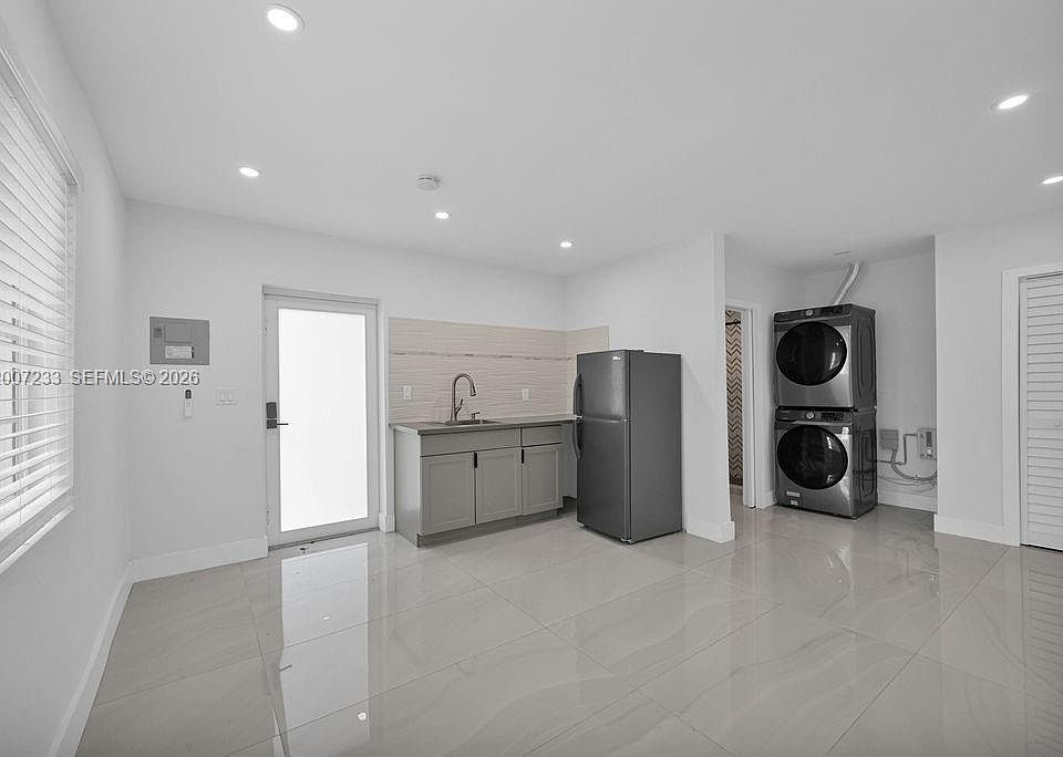 1st image of 570 NW 48th St #B