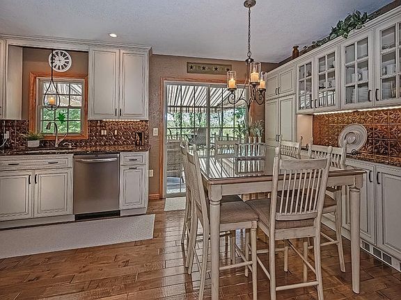 5th image of 638 Knoll Ln
