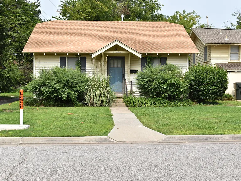 Quaint Bungalow with Central Heat & Air Conditioning within walking distance to Campus and downtown.