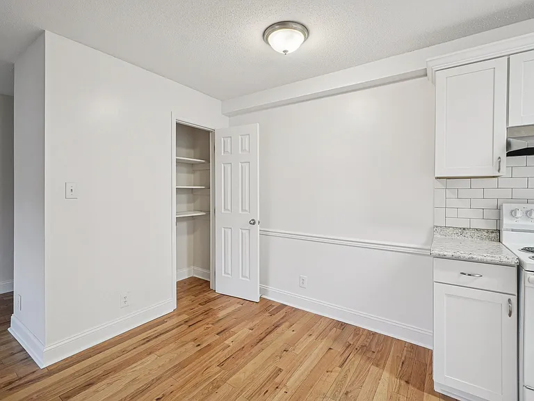 Campus Walk Apartments — Photo 10