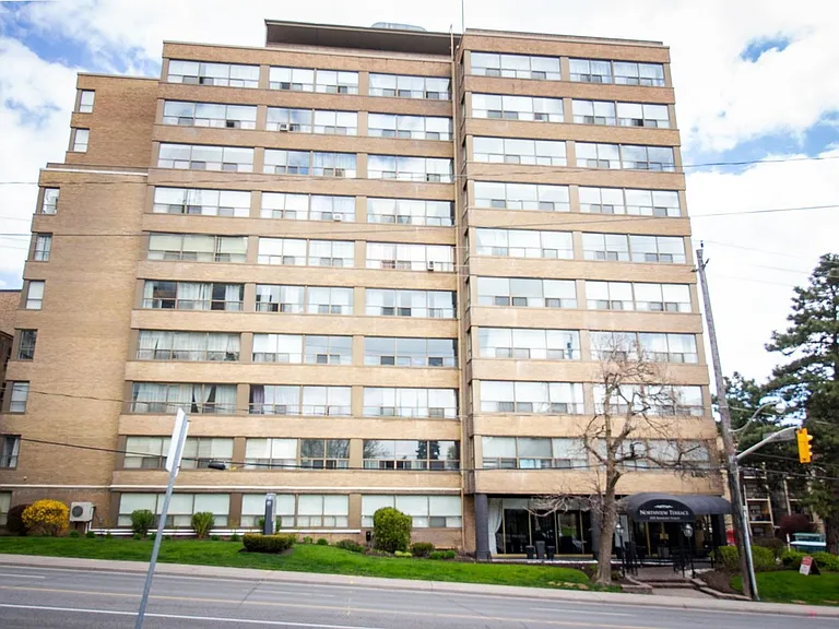 2515 Bathurst St — Photo 7