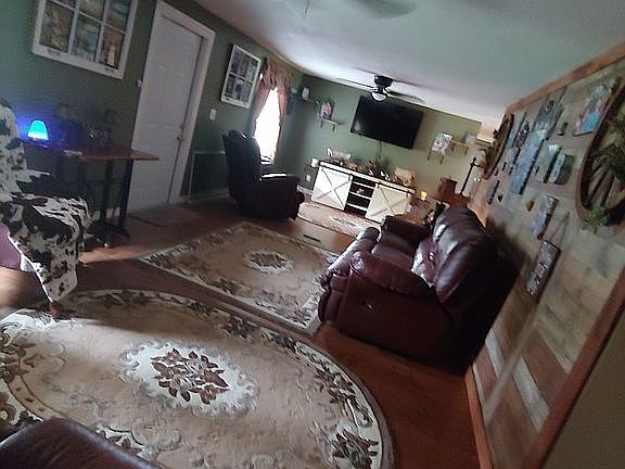 4th image of 33339 Evergreen Rd