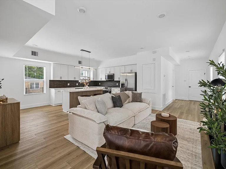 801 E 32nd 1/2 St #A — Photo 13