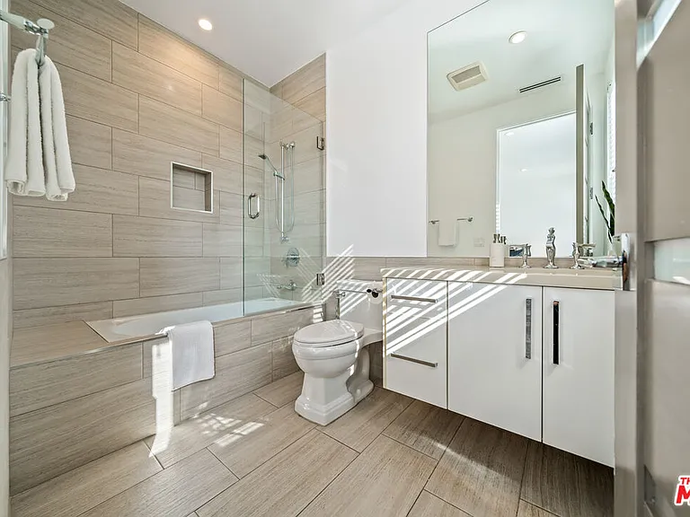 363 N Sweetzer Ave — Photo 33