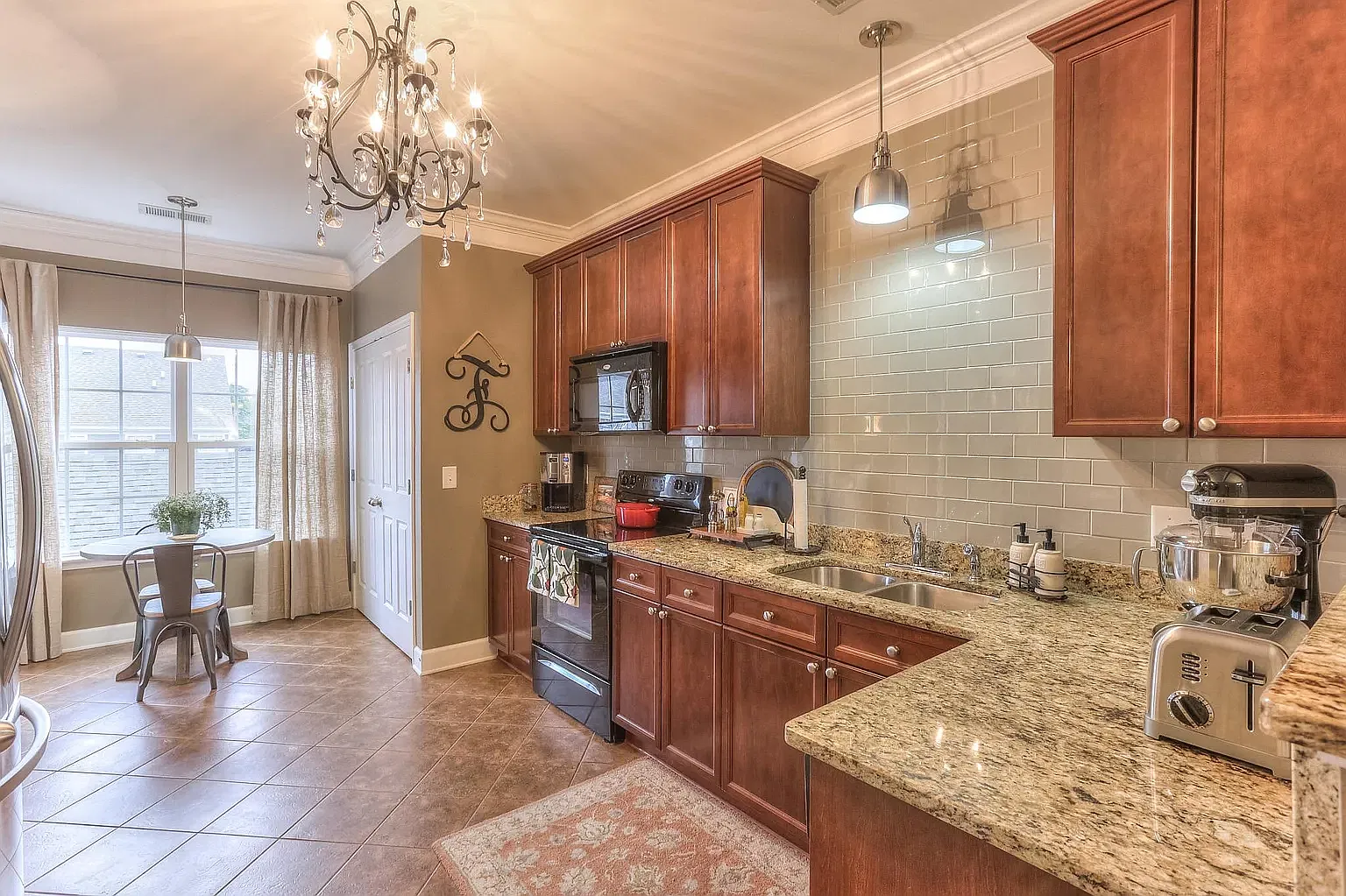 3 bed, 2.5 bath, 1450 sqft, $2,100 — Photo 3
