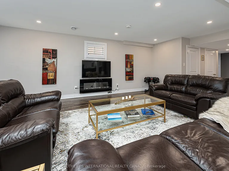 1056 Foxtail Cres — Photo 33